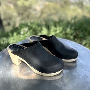 No. 6 Old School Clog in Black